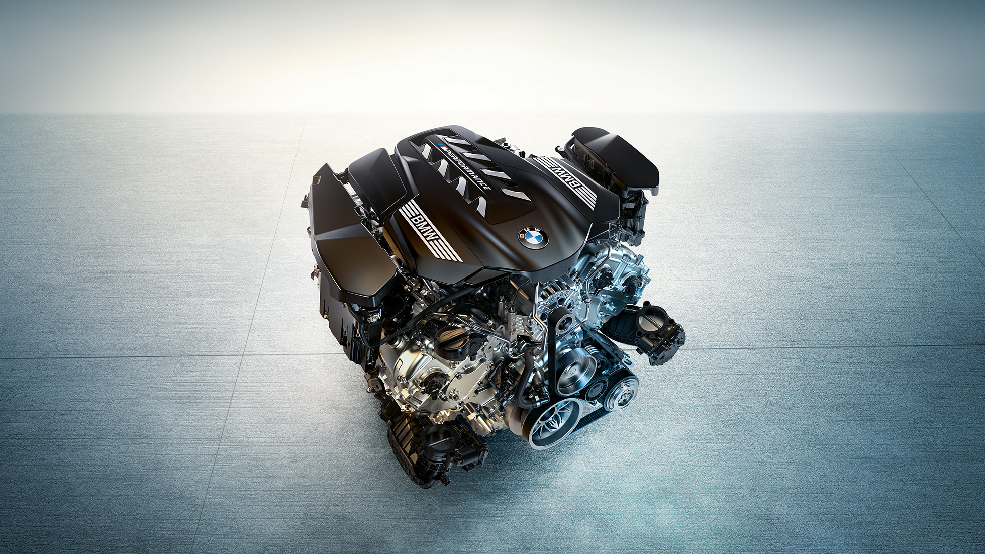 8-цилиндровый бензиновый двигатель BMW M Twinpower Turbo.